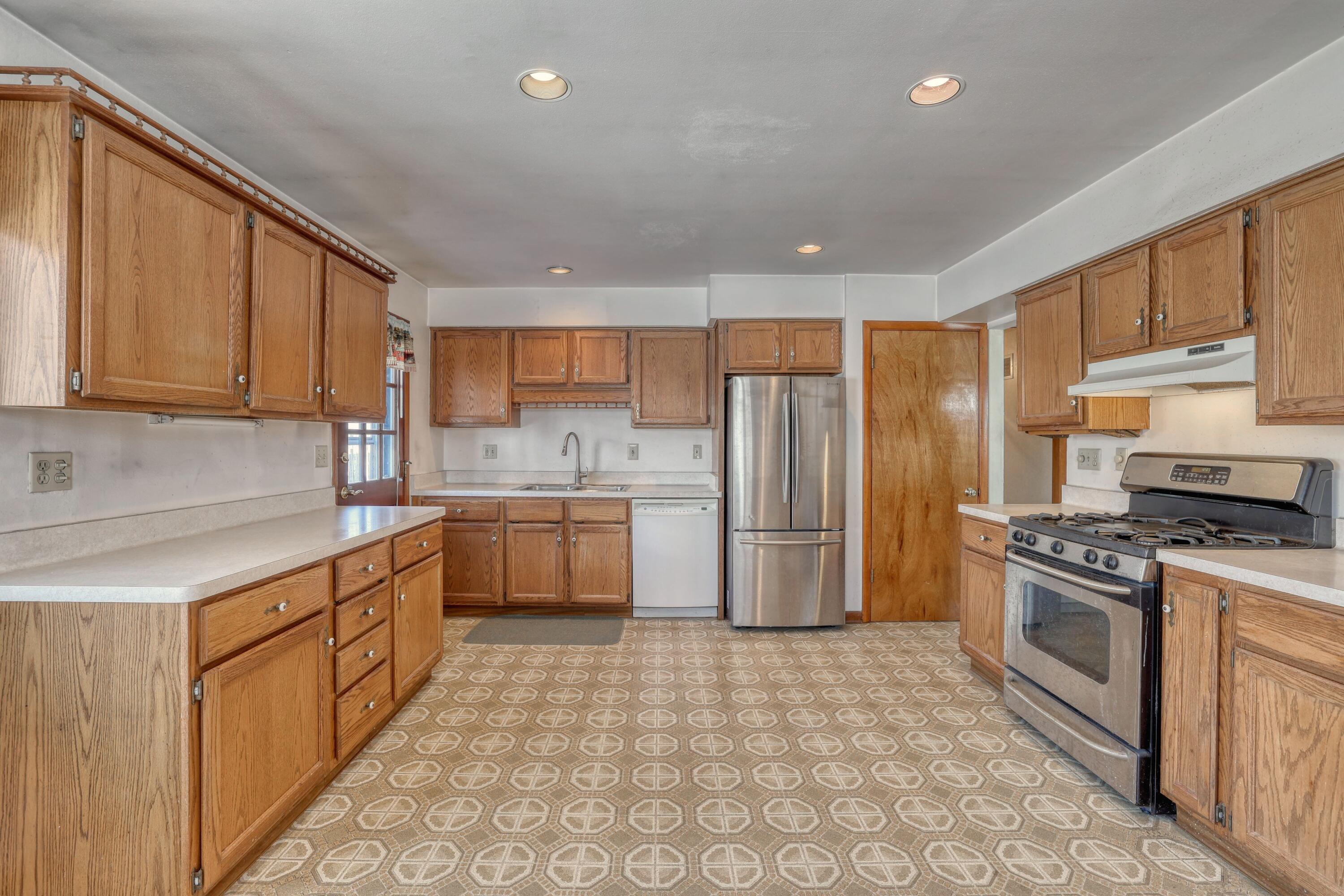 2880 South 98th Street West Allis, WI 53227 - Photo 7 of 33 Kitchen