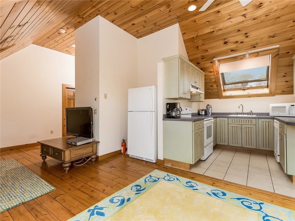 83 Kingstown Road Narragansett, RI 02882 - Photo 23 of 40 3rd Flr