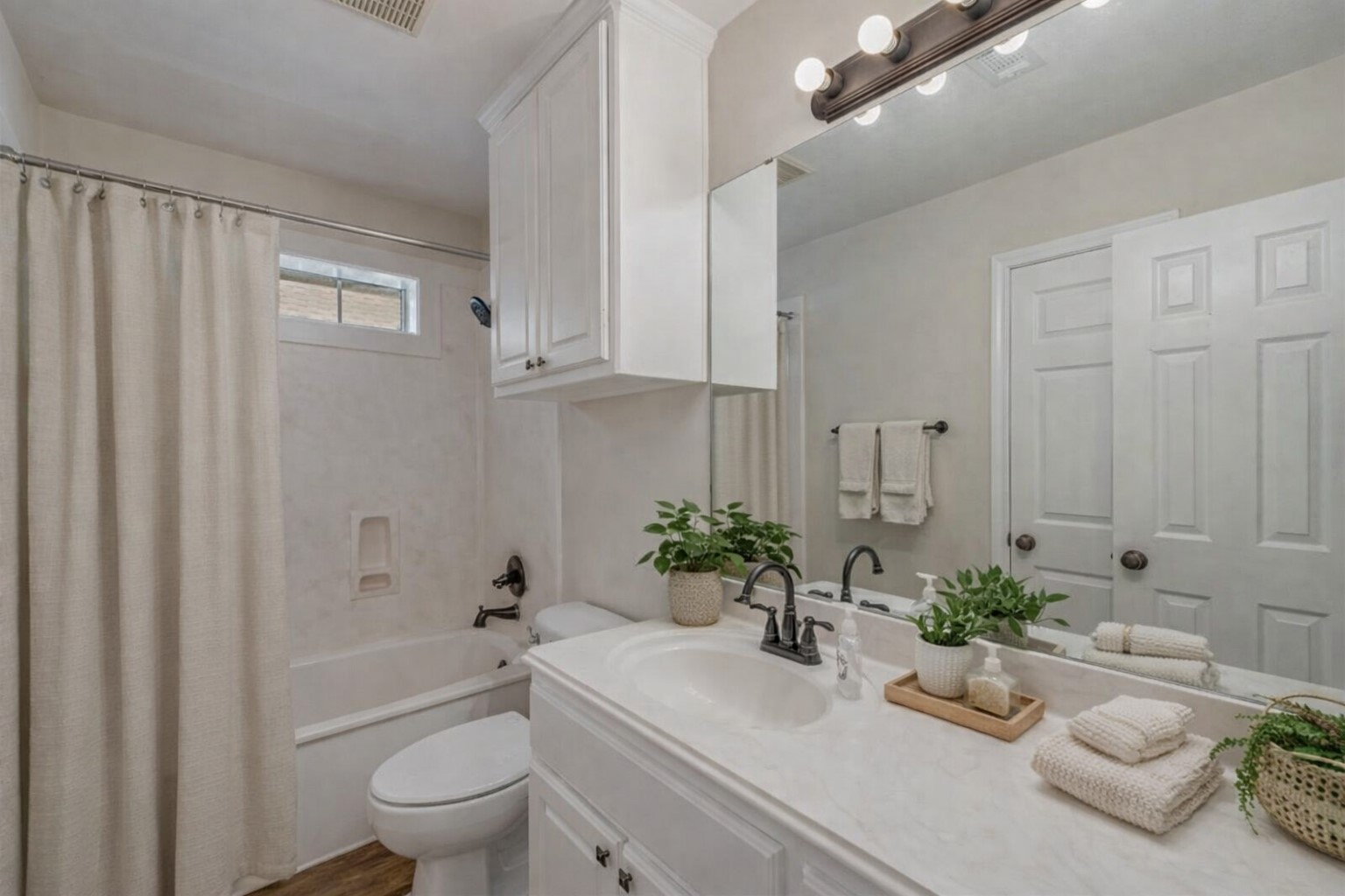 3743 Essen Loop College Station, TX 77845 - Photo 20 of 22 Hall full bath | Virtually staged - tenant occupying the home currently.