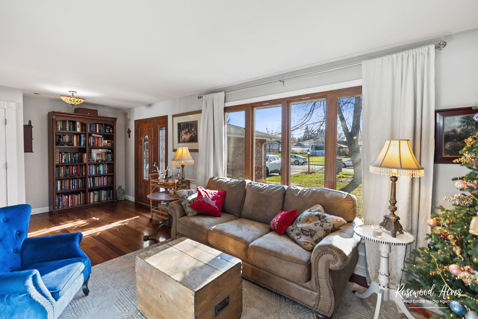 11016 Kimberly Trail Mokena, IL 60448 - Photo 6 of 22 a living room with furniture and a large window