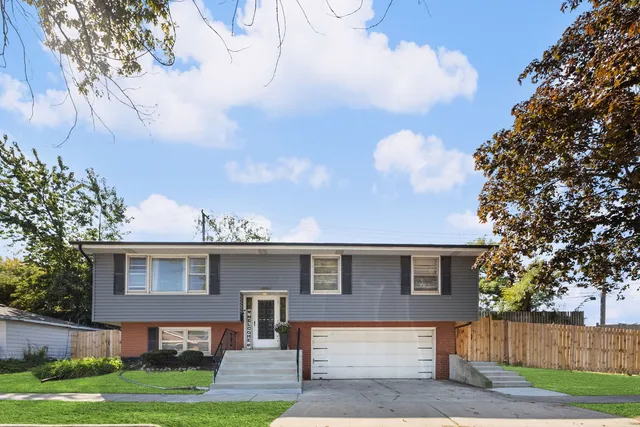 $349,999 | 2635 West 94th Place, Evergreen Park, IL 60805