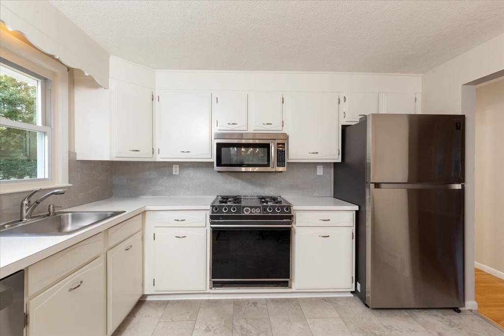 25 Delaware Avenue Danvers, MA 01923 - Photo 11 of 38