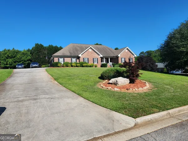 a view of an house with backyard space and garden