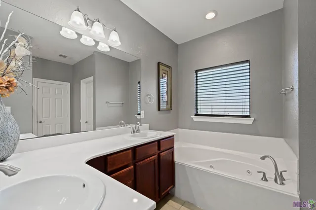 $263,000 | 9113 Highland Oaks Avenue, Zachary, LA 70791