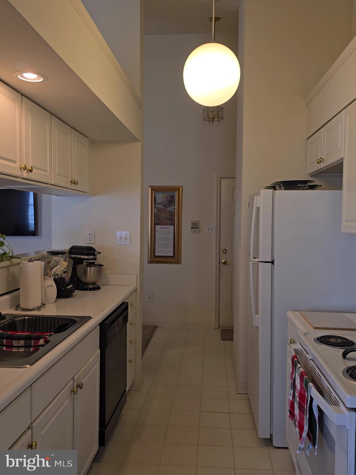 7653 Gladstone Road, Unit 57653 Windsor Mill, MD 21244 - Photo 3 of 16 Kitchen