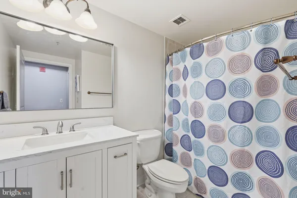 $1,985 | 7111 Woodmont Avenue, Unit 518, Bethesda, MD 20815