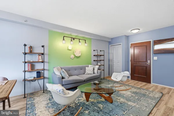 $1,985 | 7111 Woodmont Avenue, Unit 518, Bethesda, MD 20815