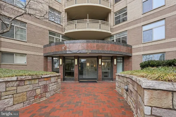 $1,985 | 7111 Woodmont Avenue, Unit 518, Bethesda, MD 20815