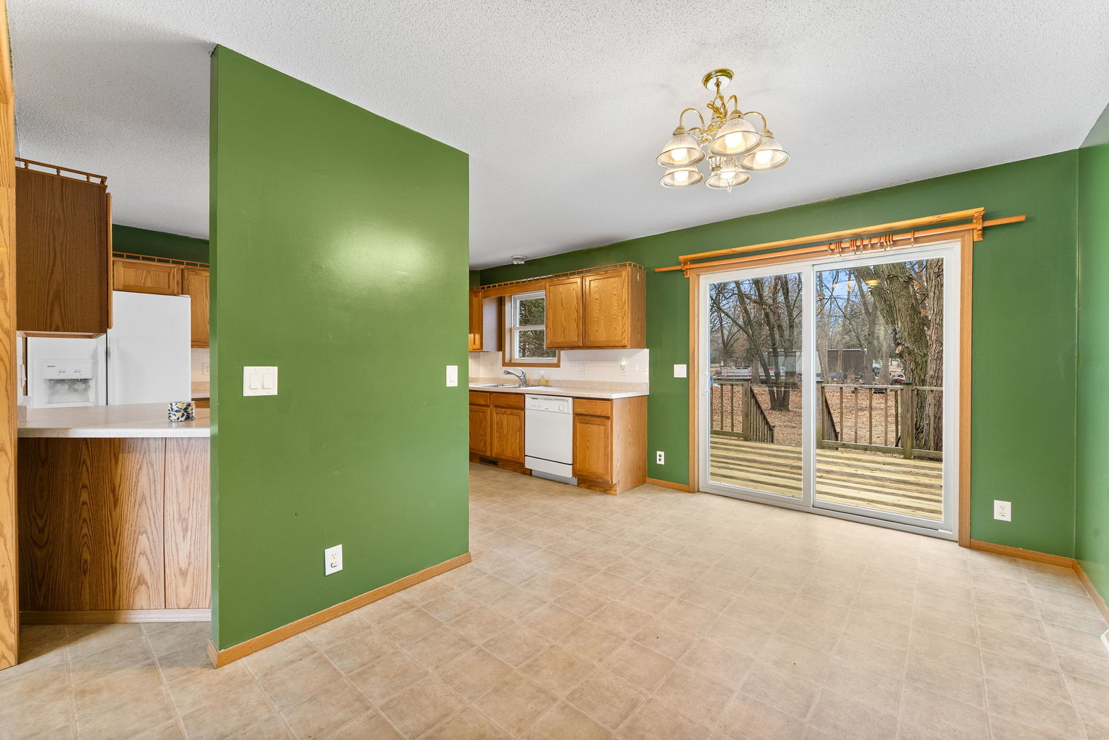 449 83rd Avenue New Boston, IL 61272 - Photo 7 of 25 a view of an empty room with a window