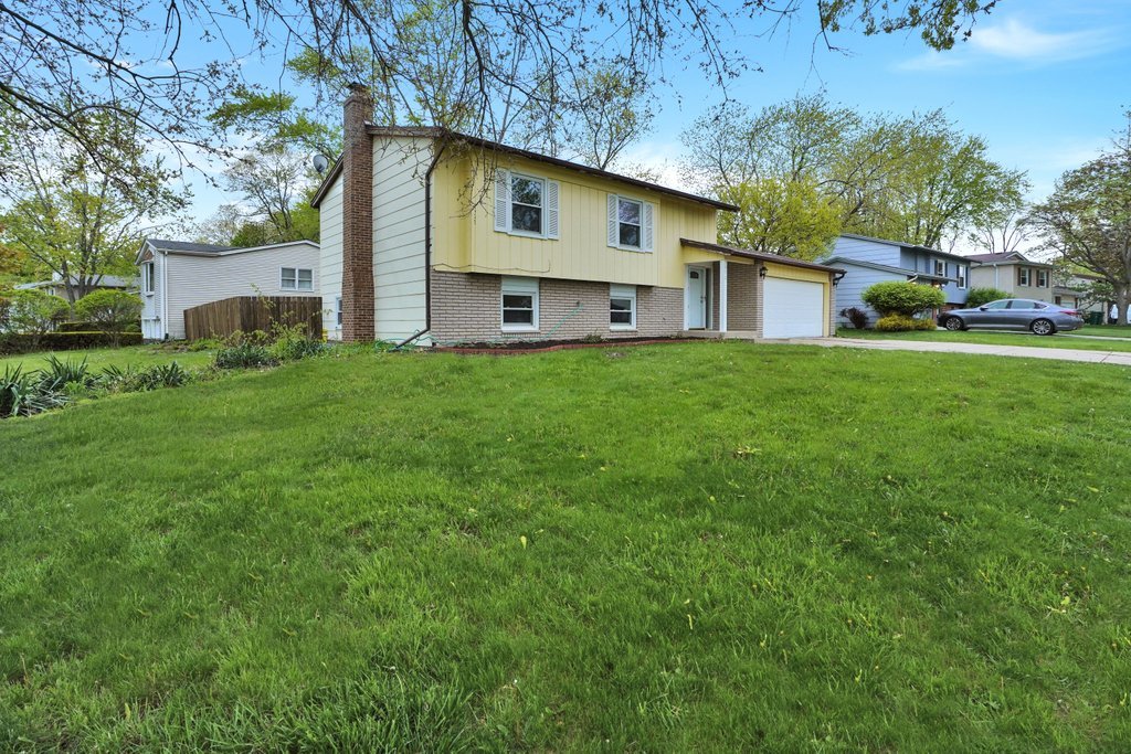 672 Raupp Boulevard Buffalo Grove, IL 60089 - Photo 3 of 26 a view of a back yard of the house