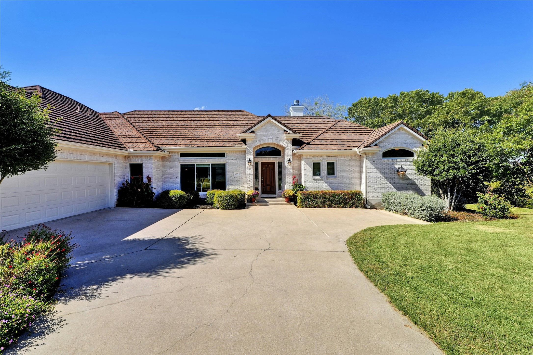 209 Overlook Court Georgetown, TX 78628 - Photo 4 of 35