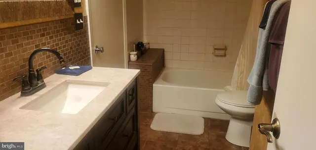 a view of yard with trees