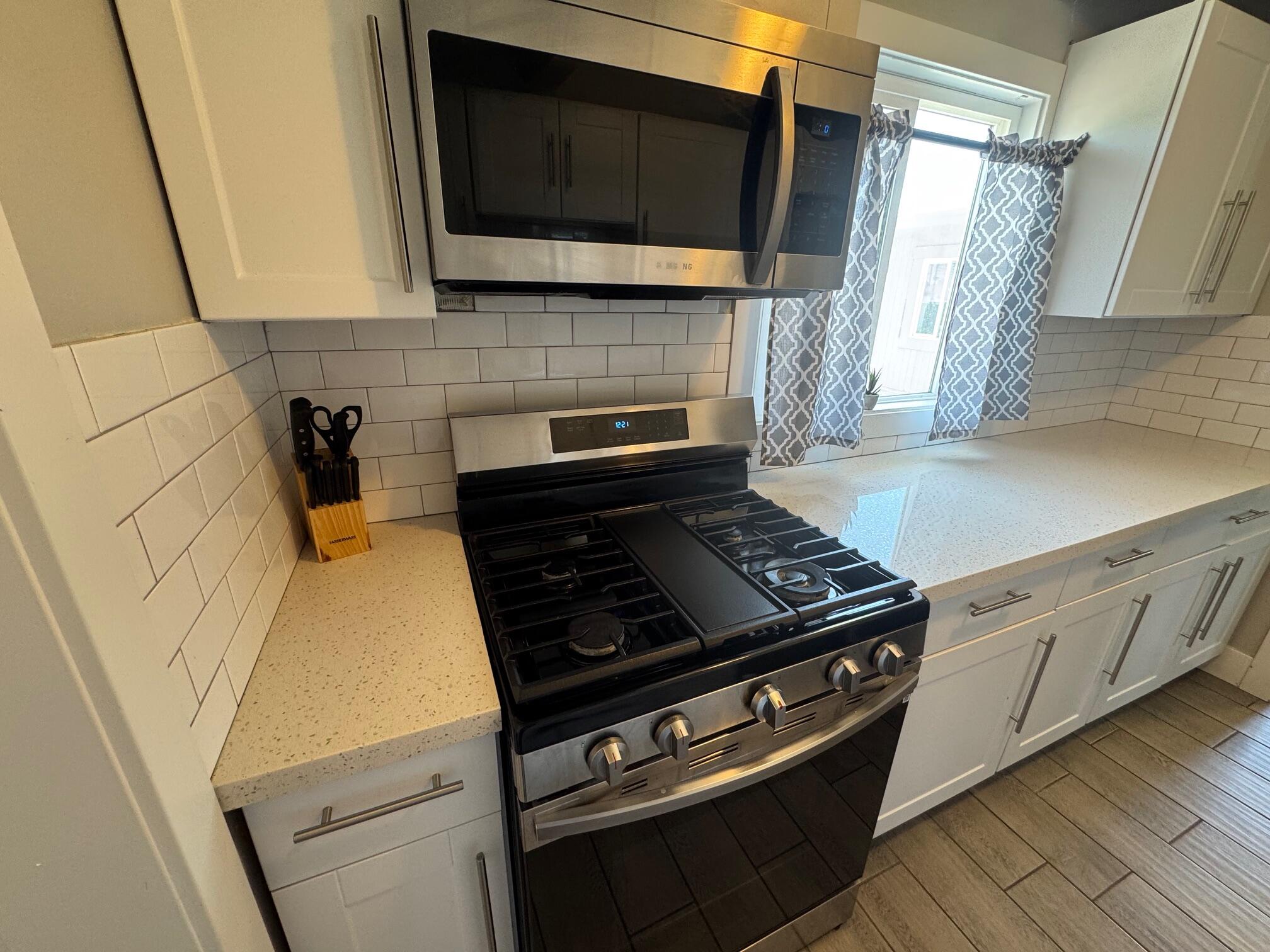 565 Denslowe Drive Reno, NV 89512 - Photo 23 of 26 a kitchen with a stove and a microwave