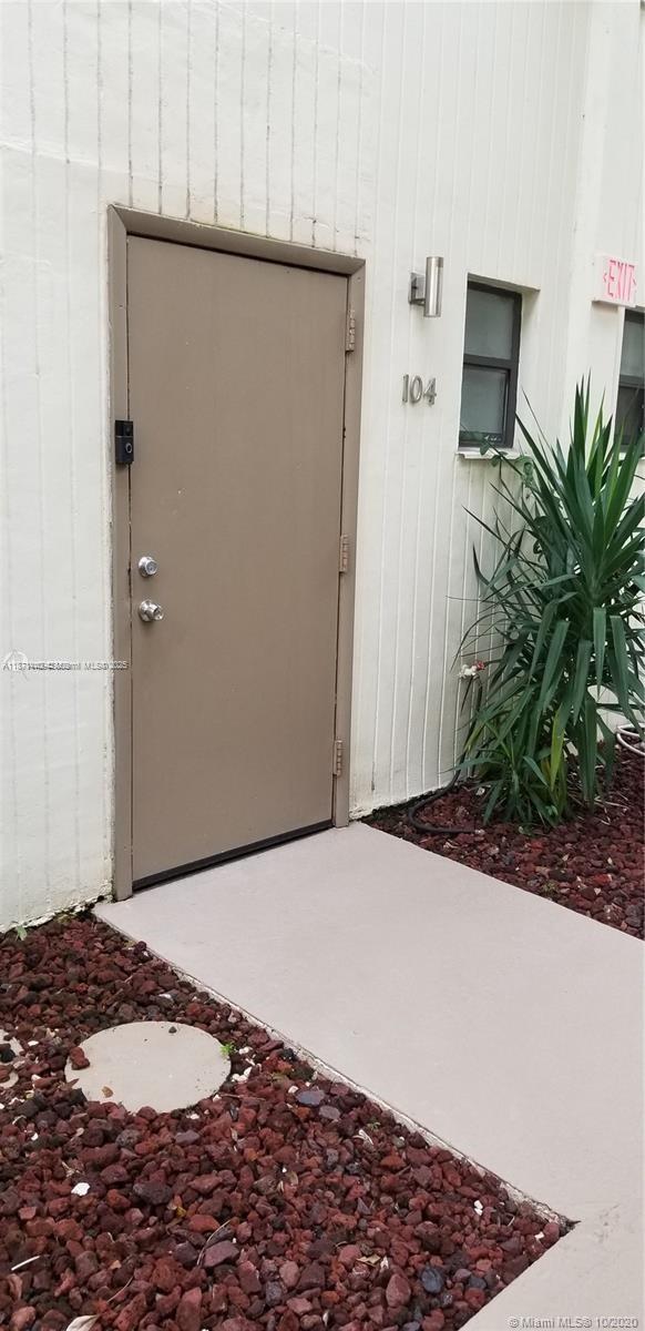 20200 West Country Club Drive, Unit 104 Aventura, FL 33180 - Photo 3 of 43 a bedroom with a bed and a potted plant