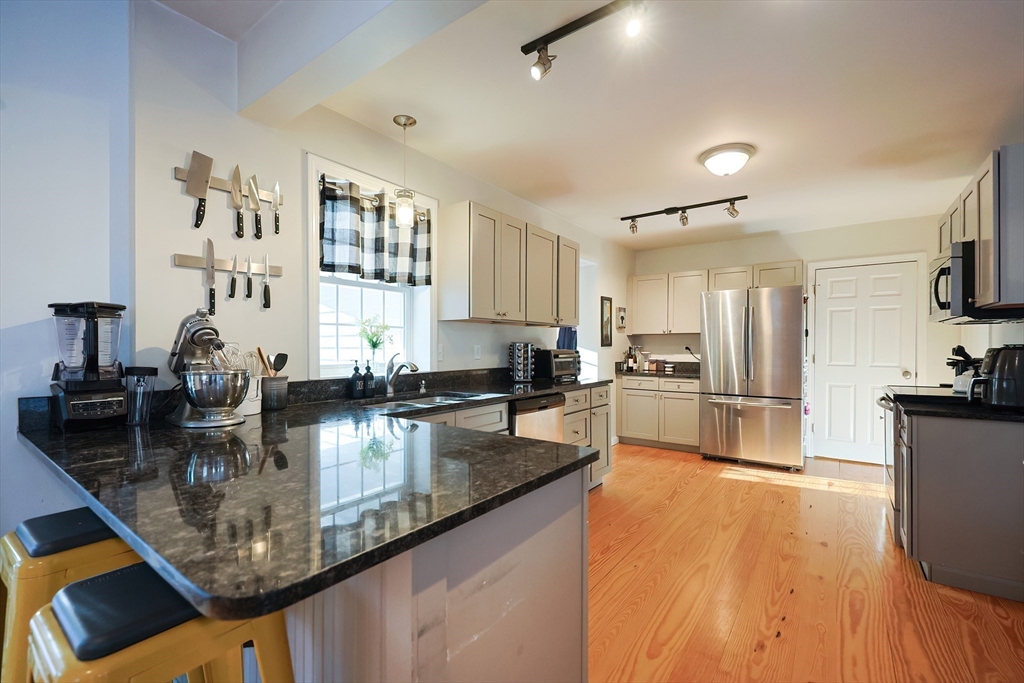 326 Ponakin Road Lancaster, MA 01523 - Photo 8 of 32