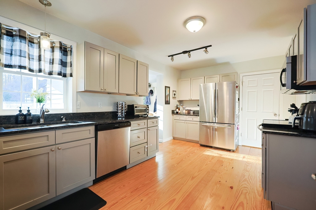 326 Ponakin Road Lancaster, MA 01523 - Photo 9 of 32