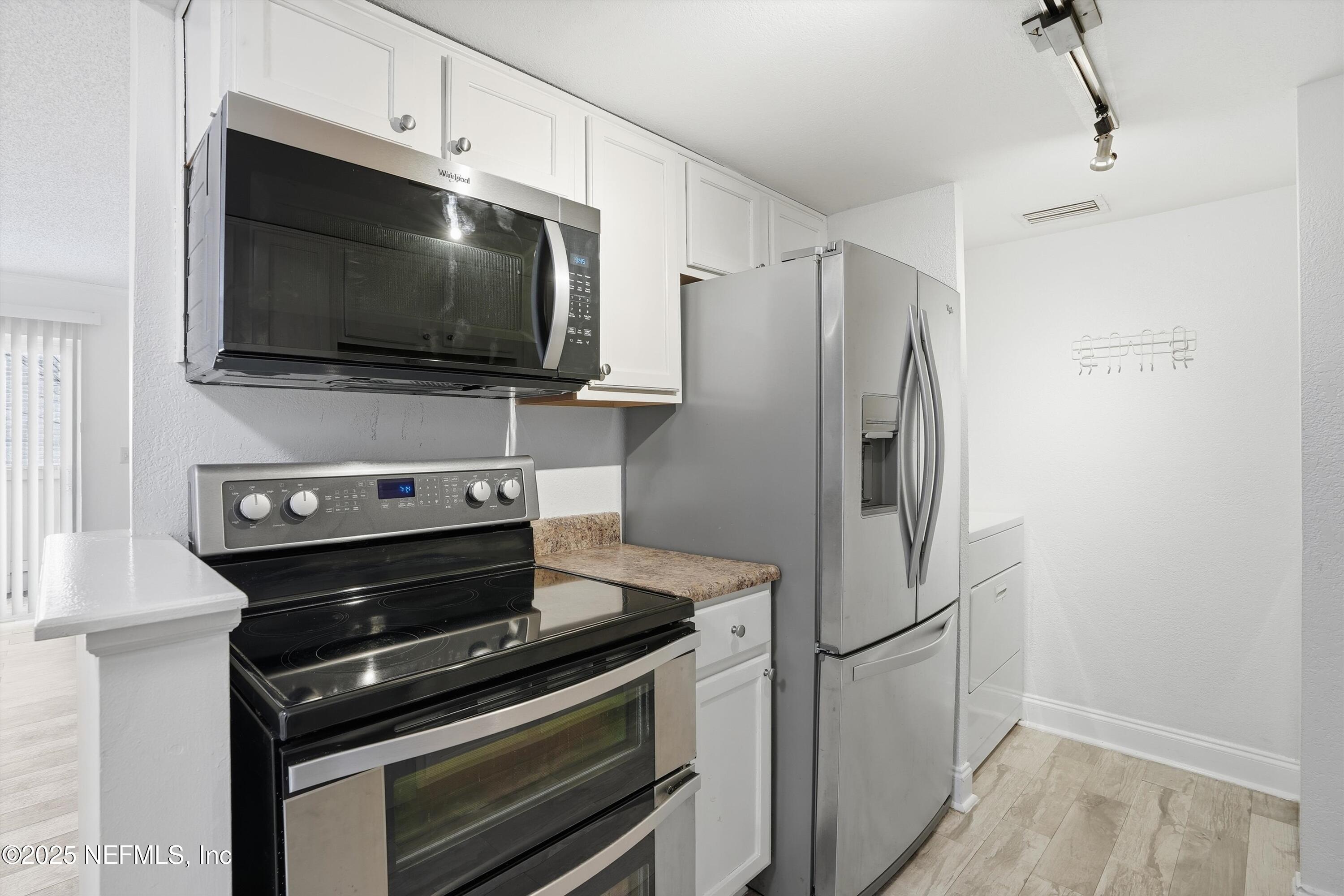 3737 Loretto Road, Unit 104 Jacksonville, FL 32223 - Photo 3 of 24 08-Bold_City_Media_003