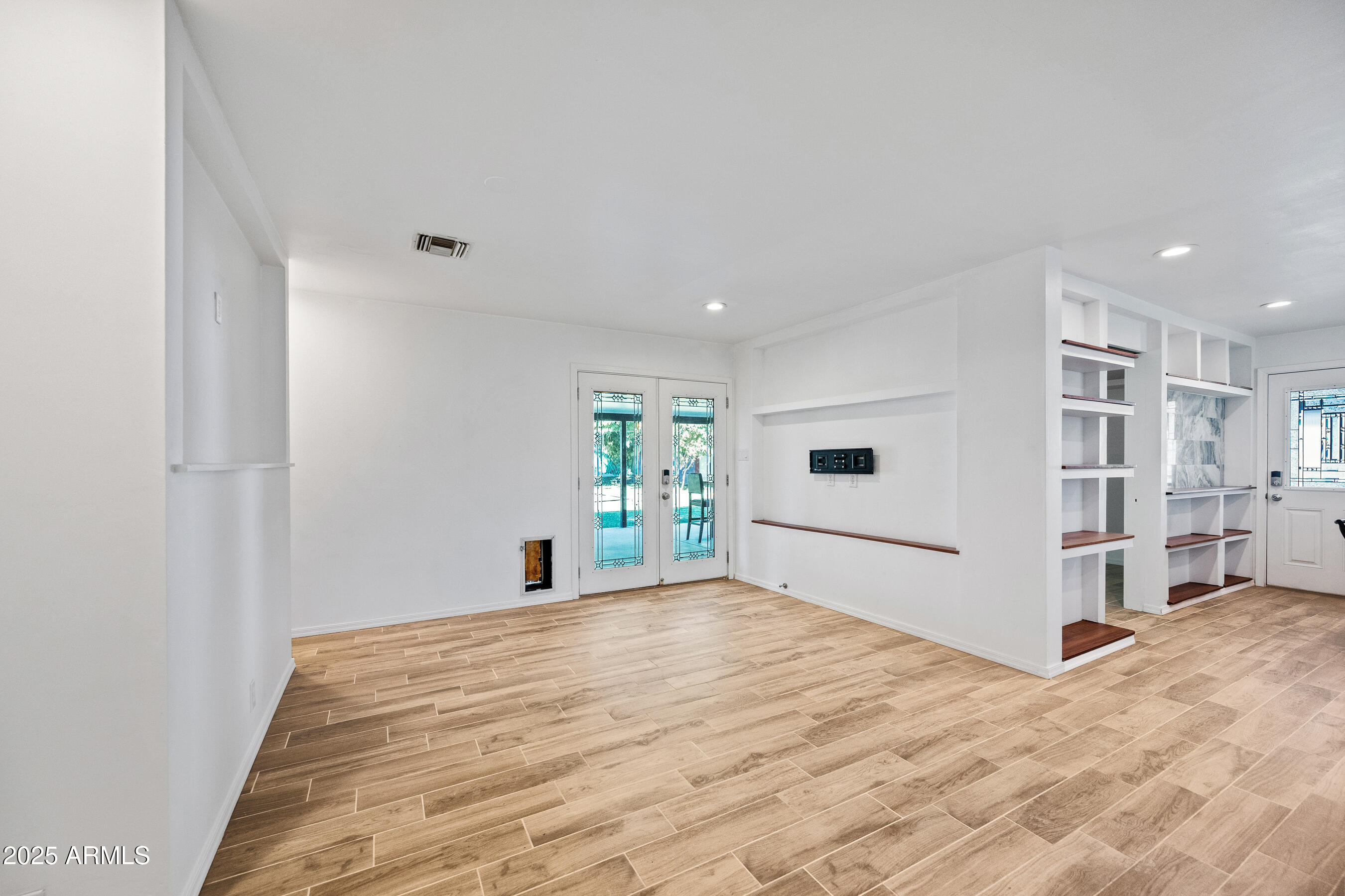 1014 East Orange Drive Phoenix, AZ 85014 - Photo 4 of 20 a bedroom with a bed and a window