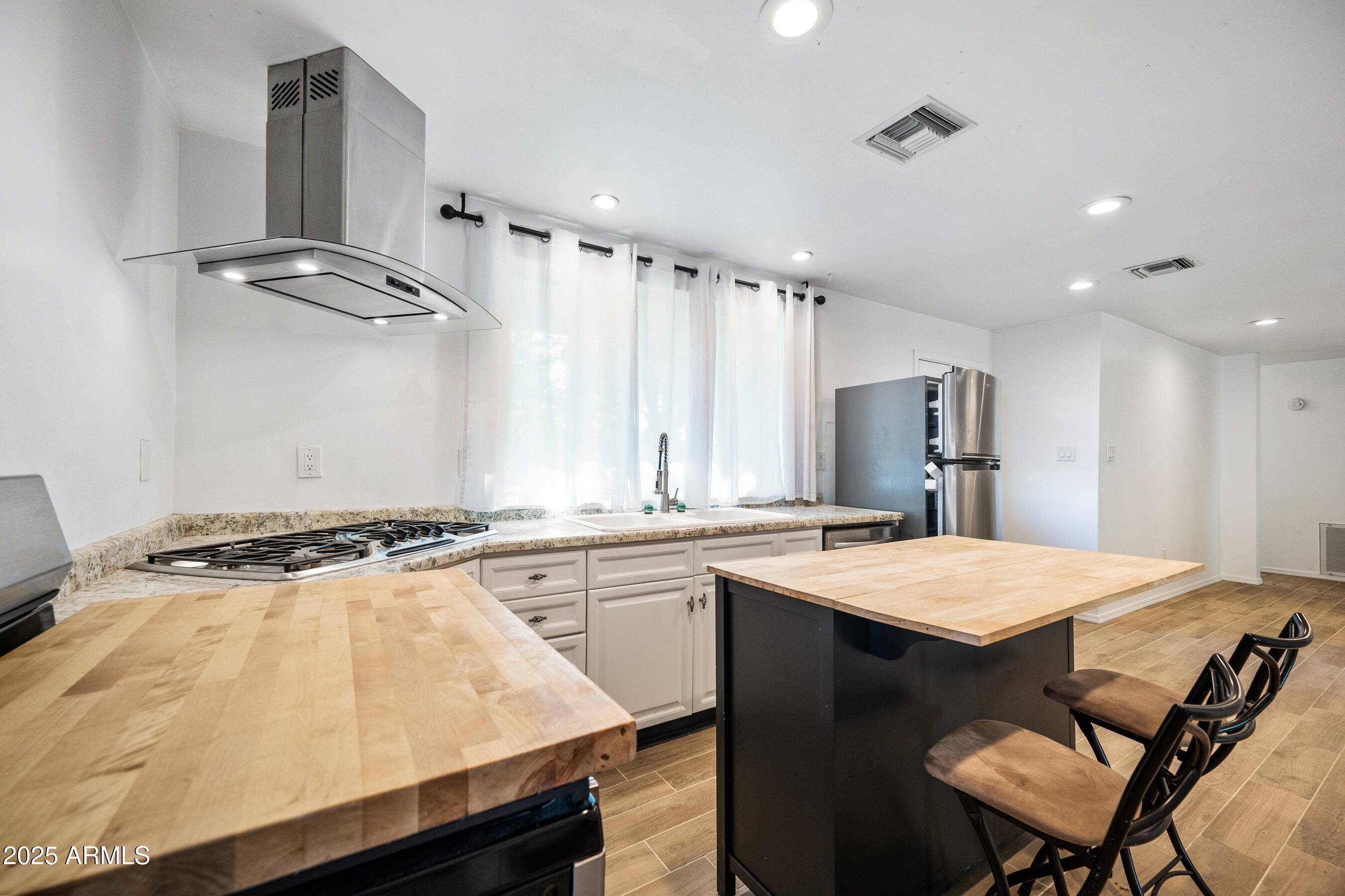 1014 East Orange Drive Phoenix, AZ 85014 - Photo 8 of 20 a kitchen with a table chairs stove and refrigerator