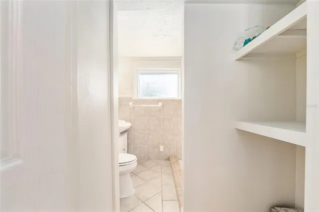 a view of a house with backyard and garden