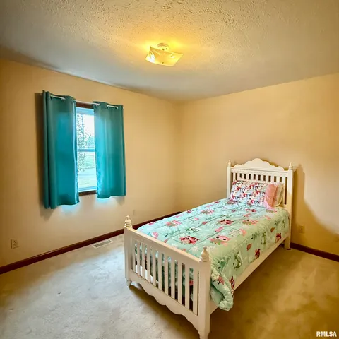 $198,500 | 136 Post Road, Virden, IL 62690