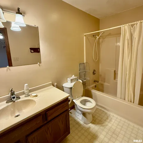 $198,500 | 136 Post Road, Virden, IL 62690