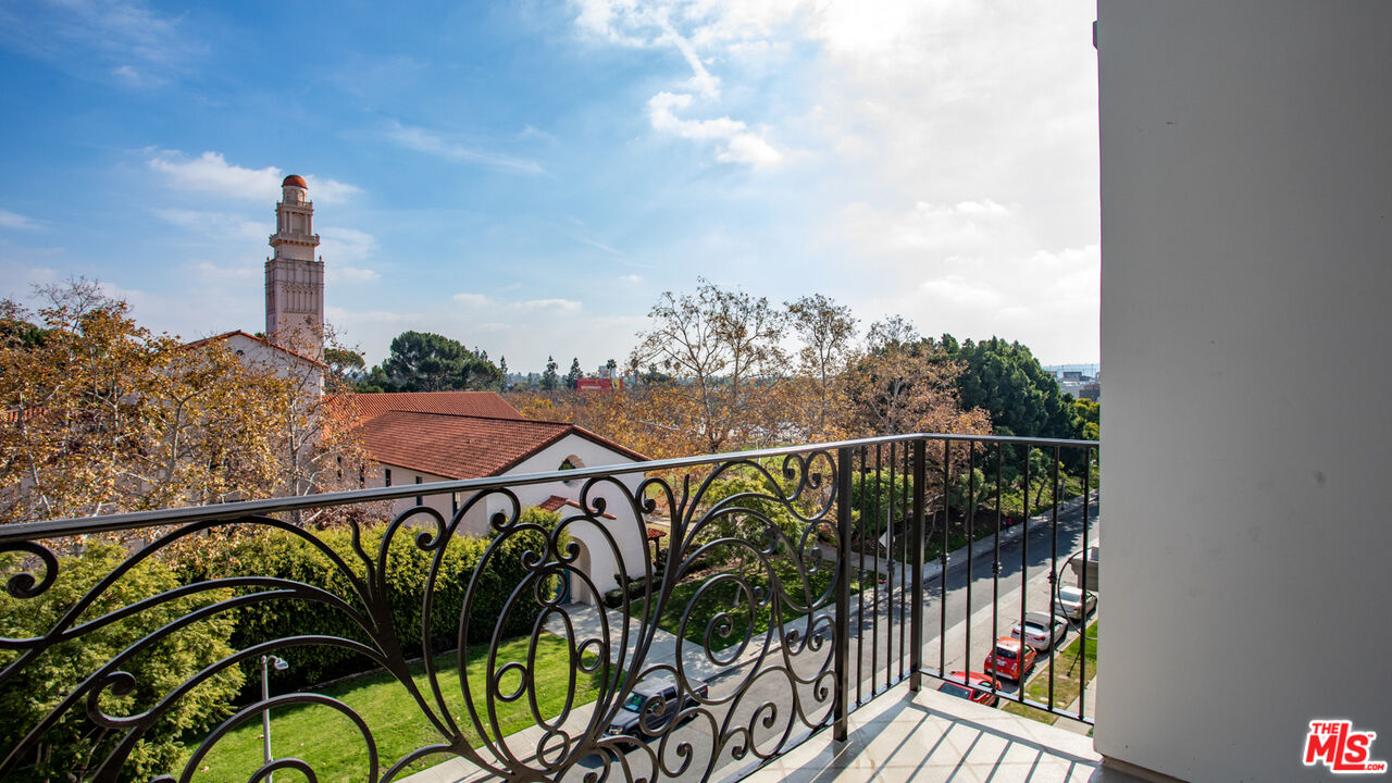 909 Le Doux Road, Unit 403 Los Angeles, CA 90035 - Photo 12 of 28 a terrace with trees