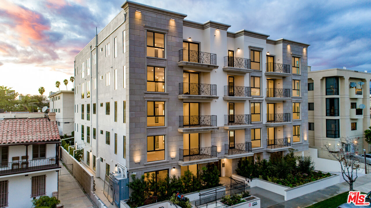 909 Le Doux Road, Unit 403 Los Angeles, CA 90035 - Photo 22 of 28 a front view of a multi story building