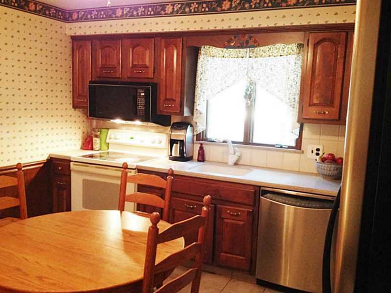 Kitchen. Corian Counters!