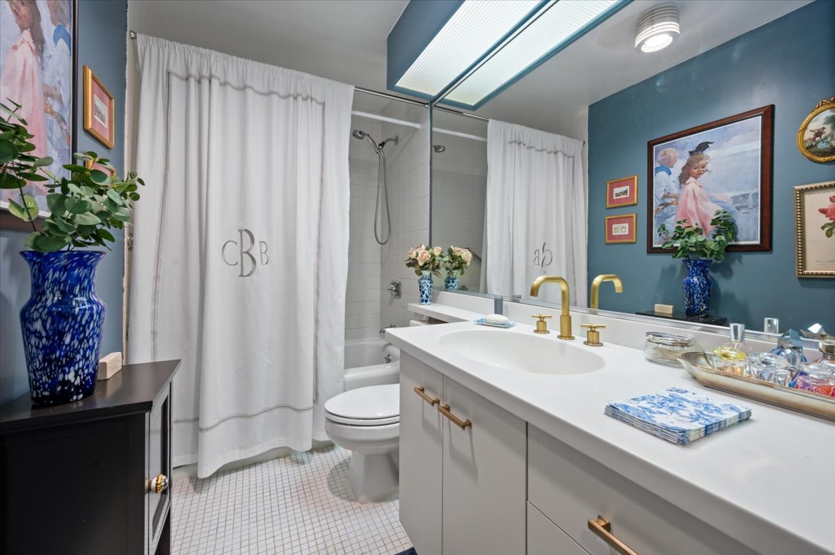 110 East Delaware Place, Unit 1702 Chicago, IL 60611 - Photo 15 of 17