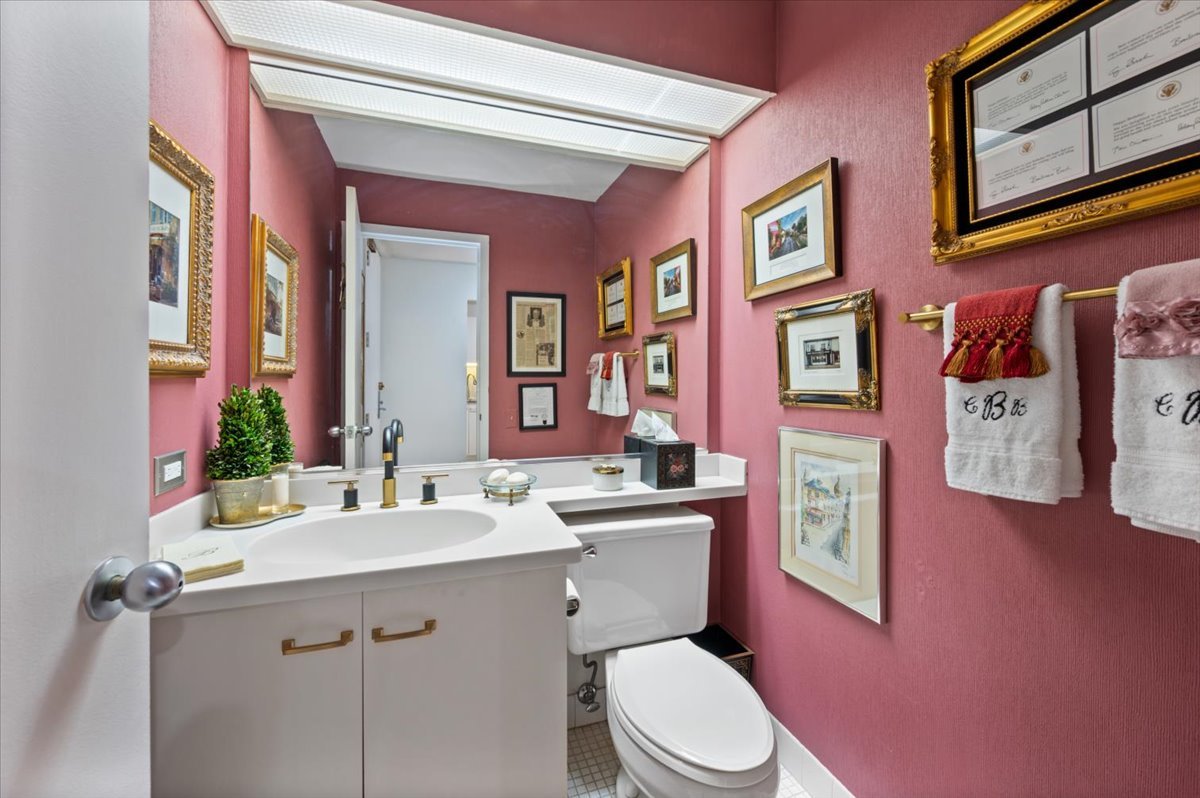 110 East Delaware Place, Unit 1702 Chicago, IL 60611 - Photo 16 of 17