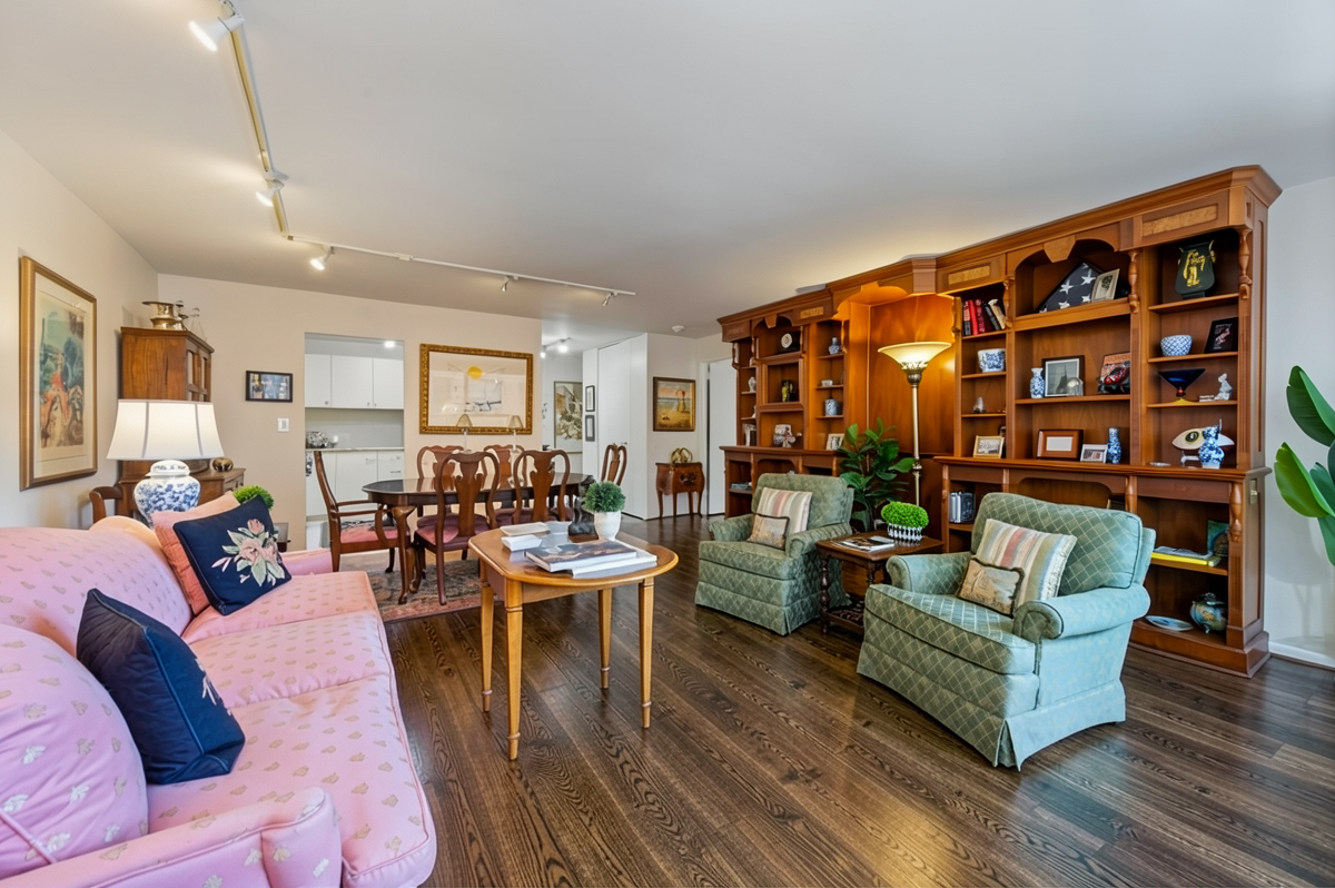 110 East Delaware Place, Unit 1702 Chicago, IL 60611 - Photo 9 of 17