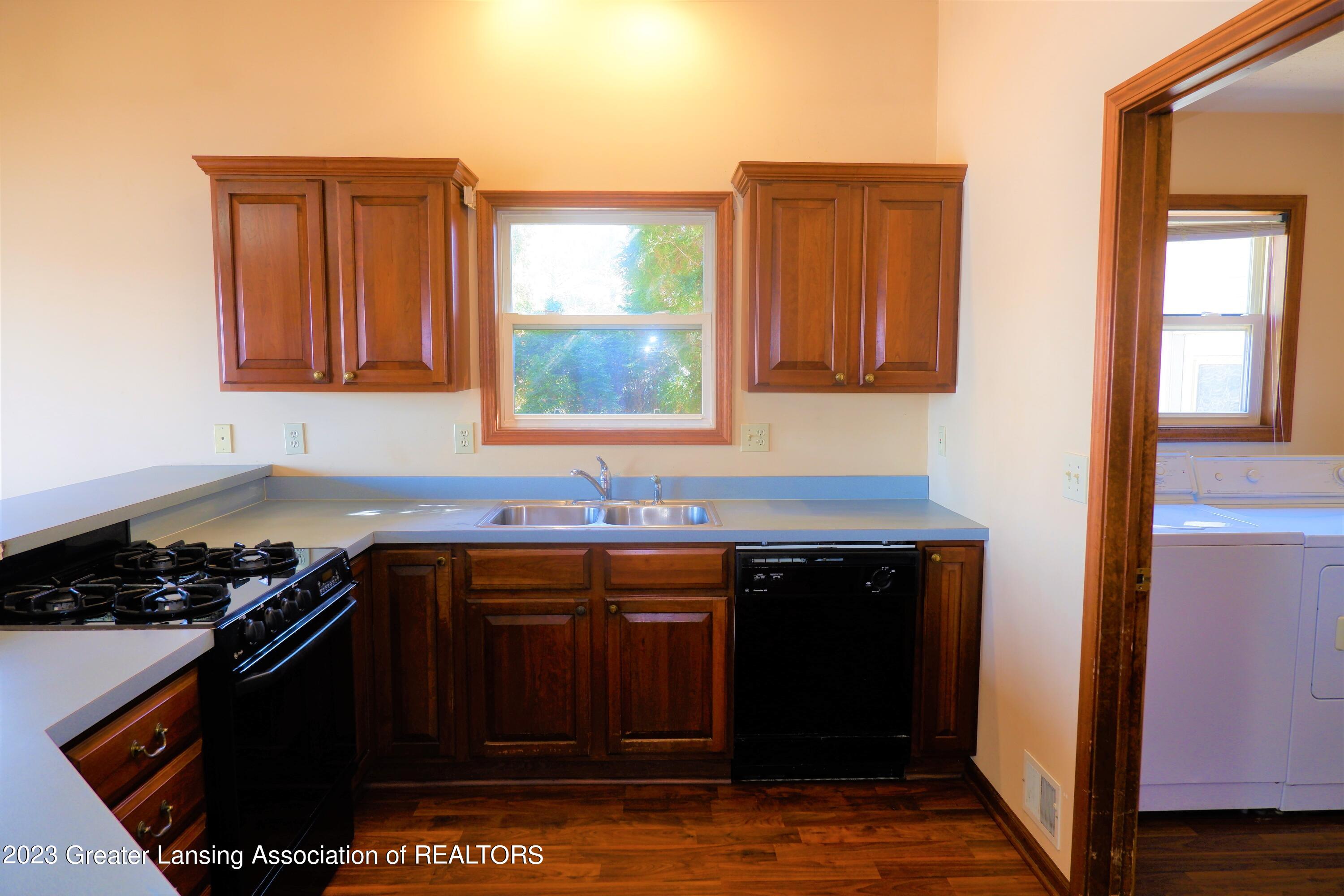 9717 East Jason Road Laingsburg, MI 48848 - Photo 14 of 51 Gas range