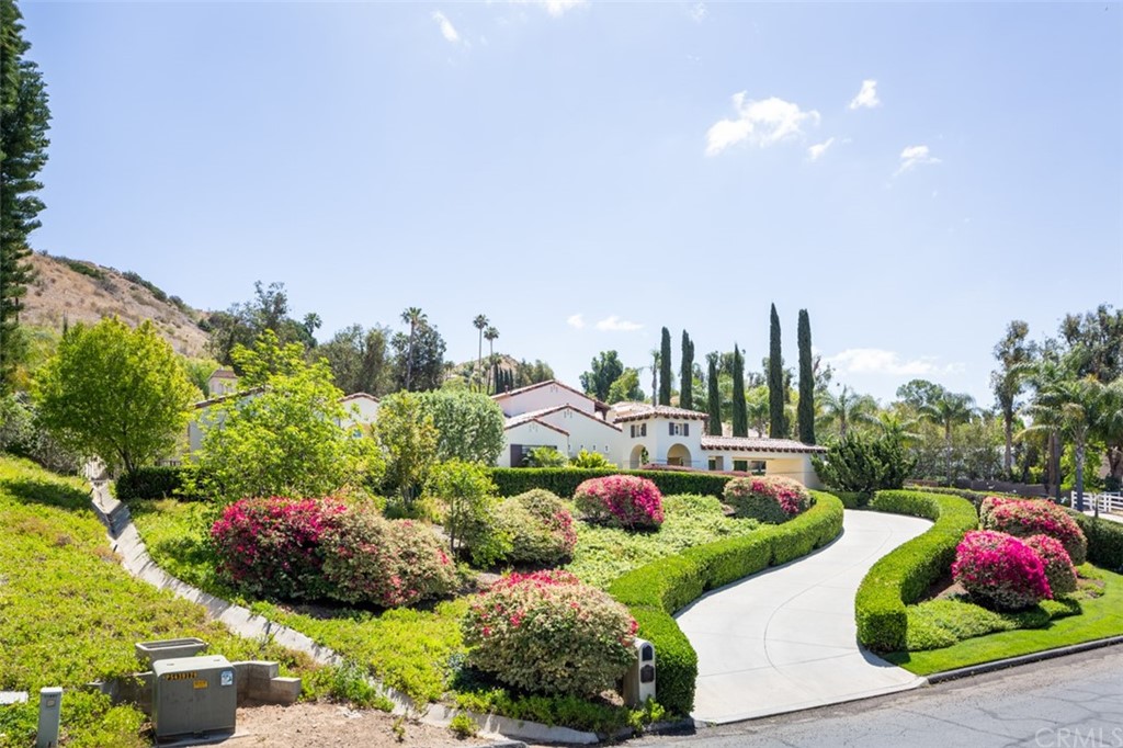 1785 North Kimbark Lane Orange, CA 92869 - Photo 2 of 35 a bunch of flowers sitting in the garden
