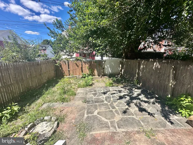 a view of yard with green space