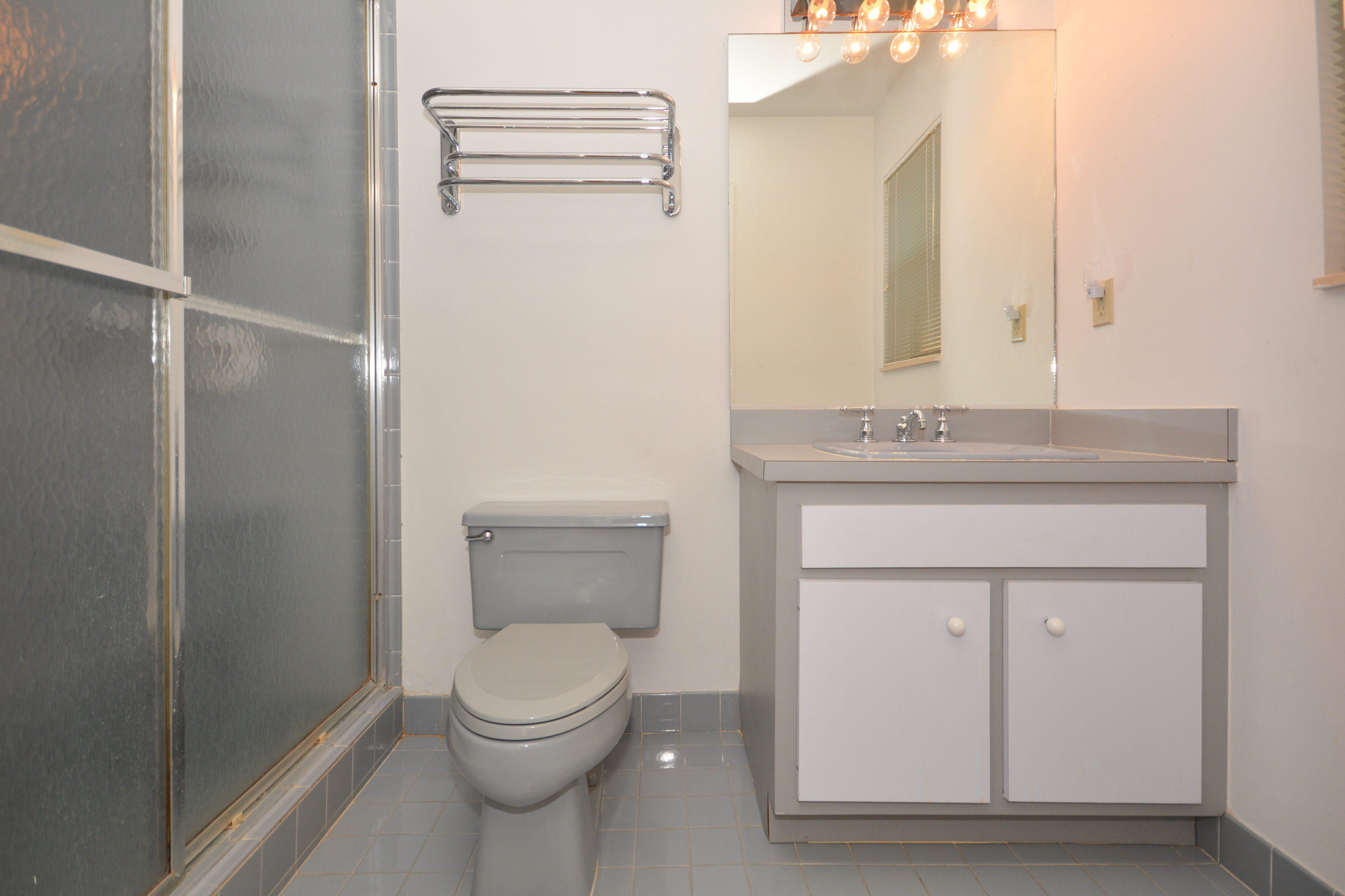 3845 Kings Way Boca Raton, FL 33434 - Photo 11 of 44 Bathroom 3