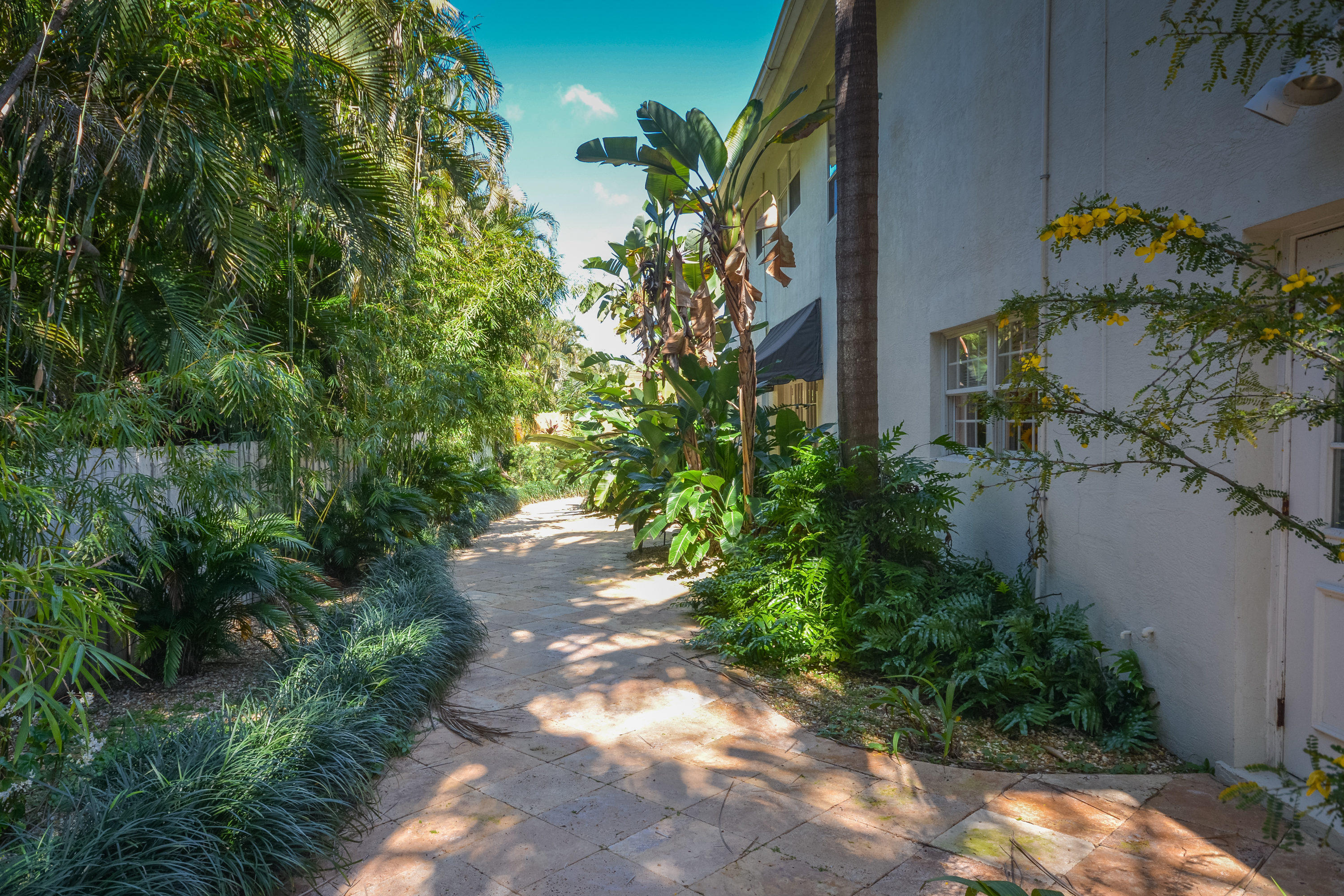 3845 Kings Way Boca Raton, FL 33434 - Photo 42 of 44 Side Yard