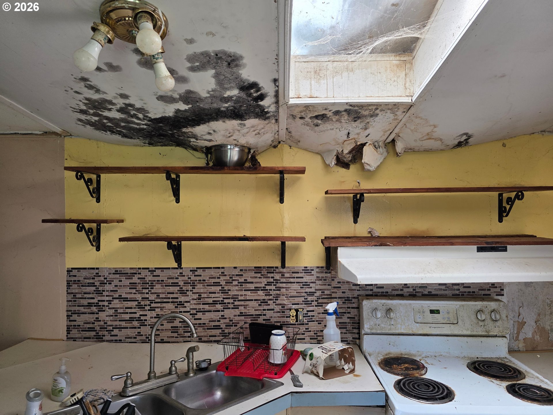 440 Division Avenue Drain, OR 97435 - Photo 14 of 15 a bathroom with a stove