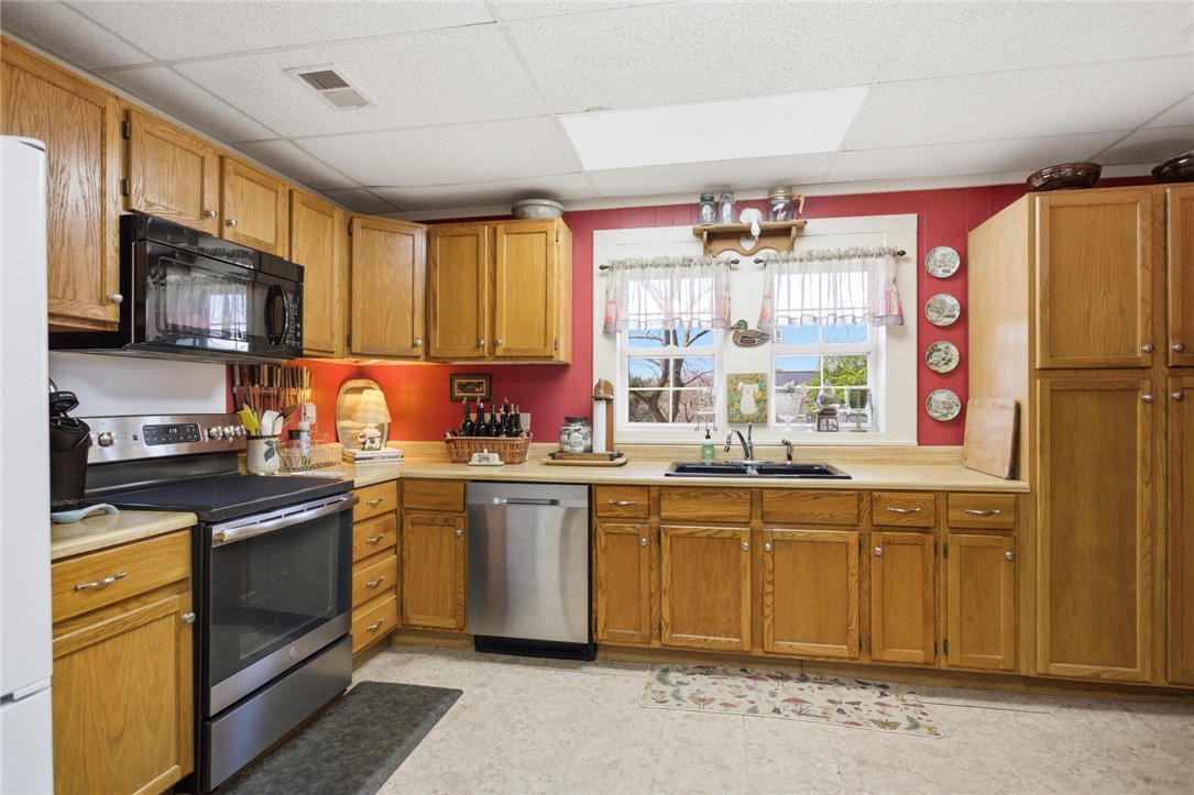 175 Burkett Road Seneca, SC 29672 - Photo 21 of 47 This spacious kitchen offers a practical layout with ample cabinetry and essential appliances.