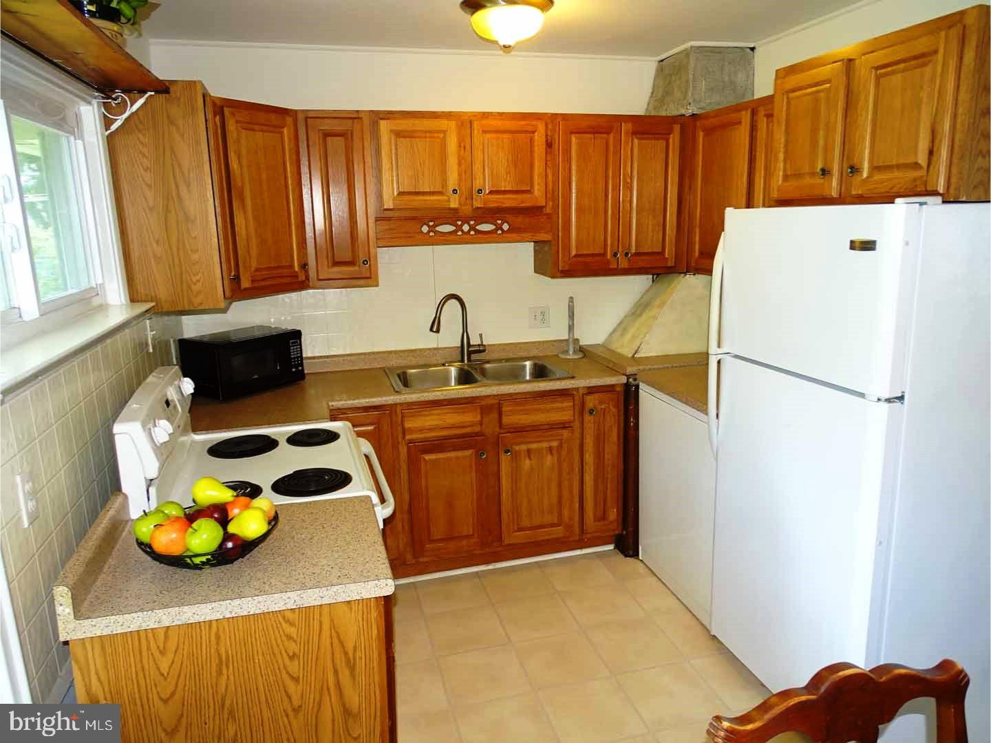 48 Island Road Levittown, PA 19057 - Photo 7 of 20 Kitchen