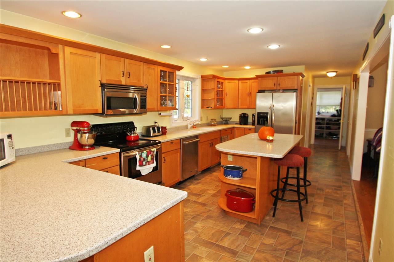 148 Lowell Street Rochester, NH 03867 - Photo 4 of 33