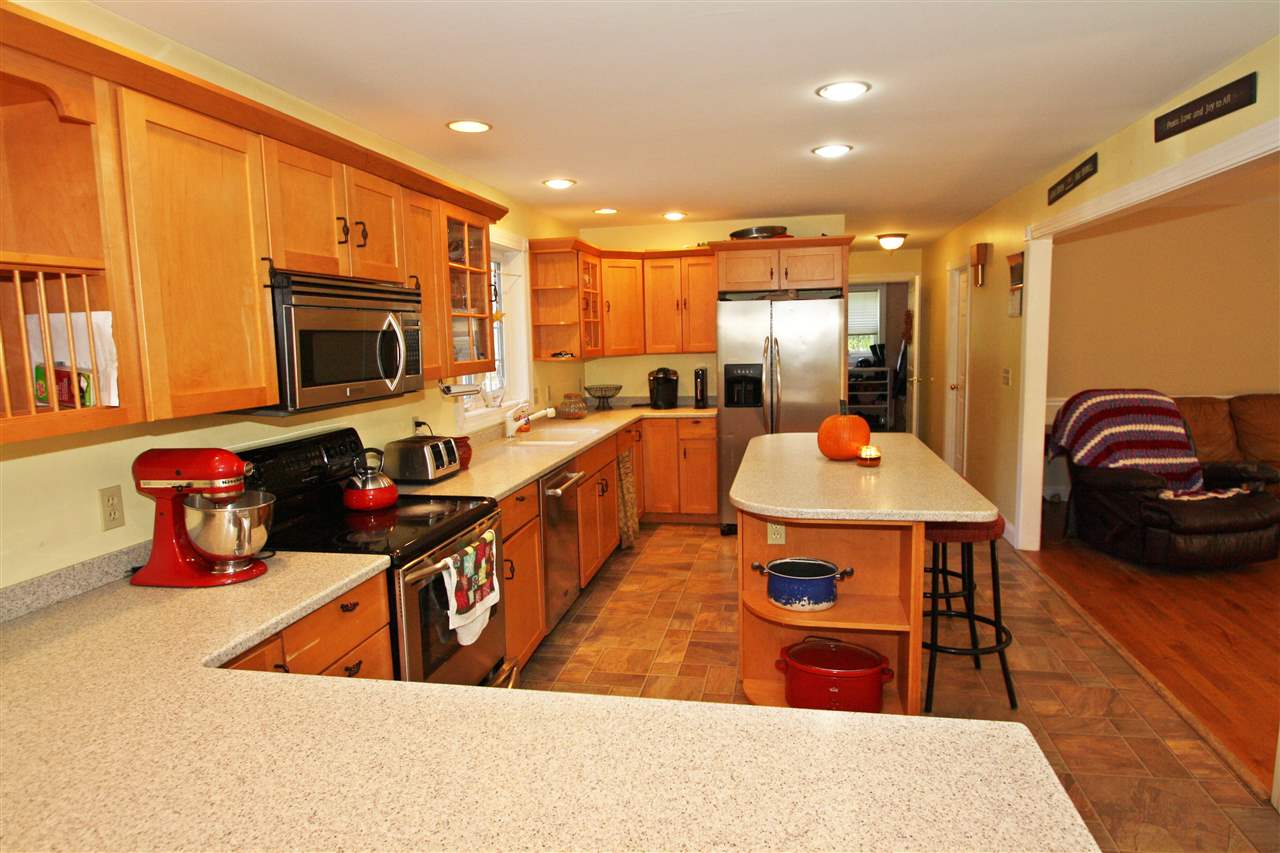 148 Lowell Street Rochester, NH 03867 - Photo 5 of 33