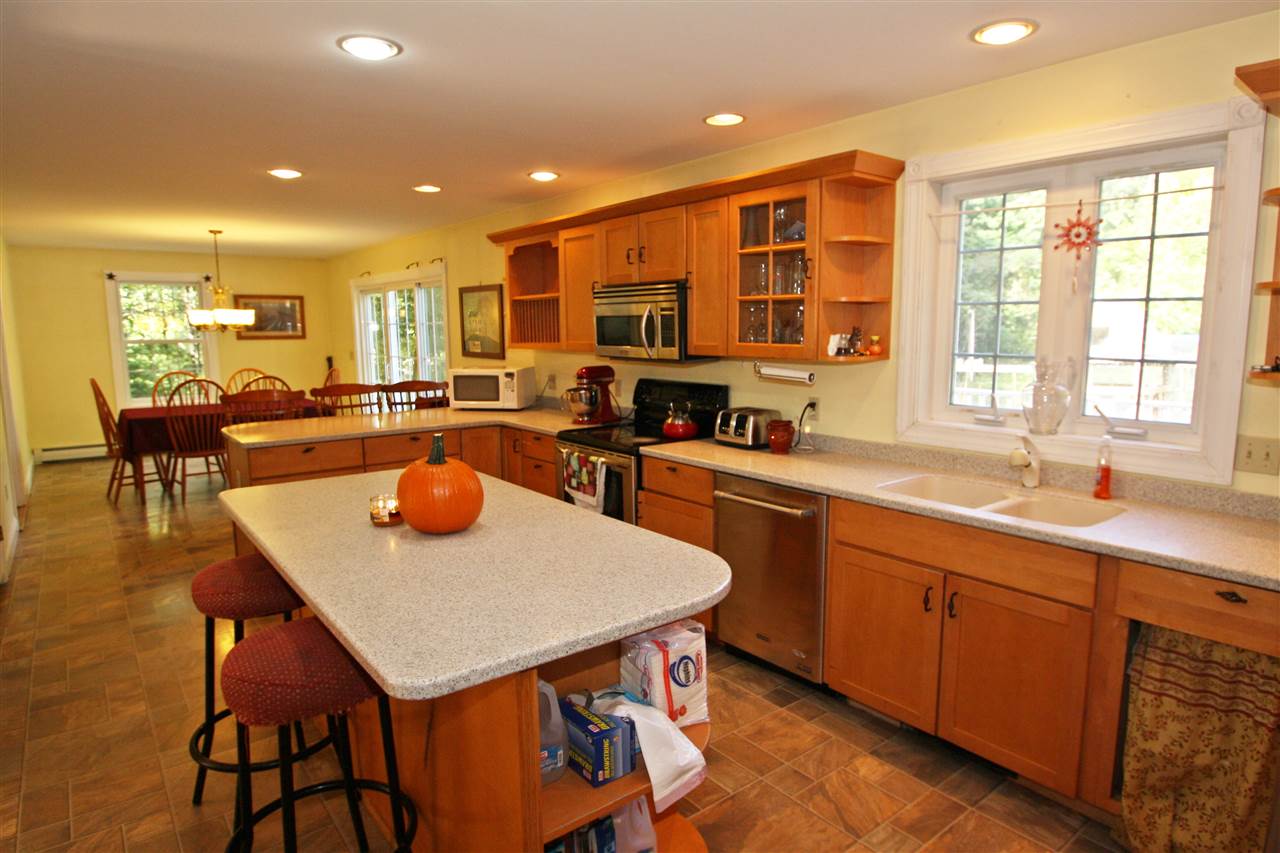 148 Lowell Street Rochester, NH 03867 - Photo 6 of 33