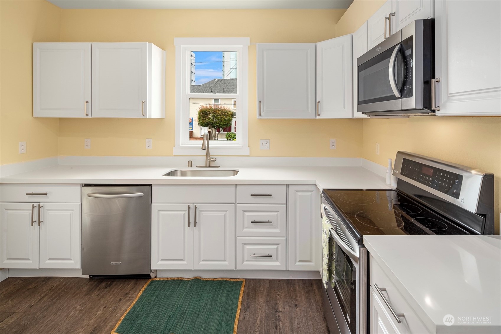 3113 Oakes Avenue Everett, WA 98201 - Photo 8 of 23