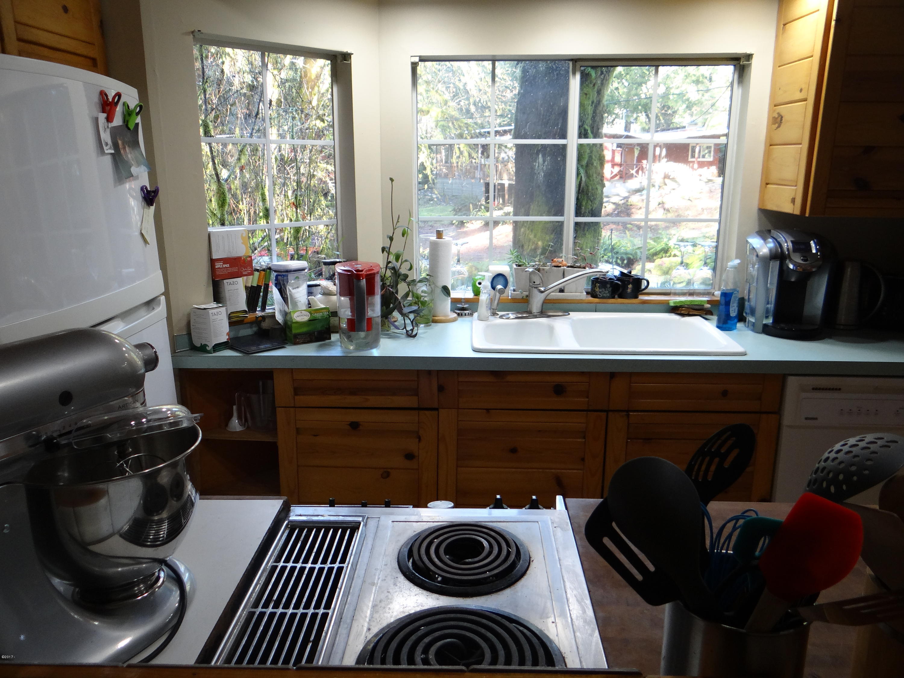 16 North New Bridge Road Otis, OR 97368 - Photo 19 of 24 Country Kitchen with Bay