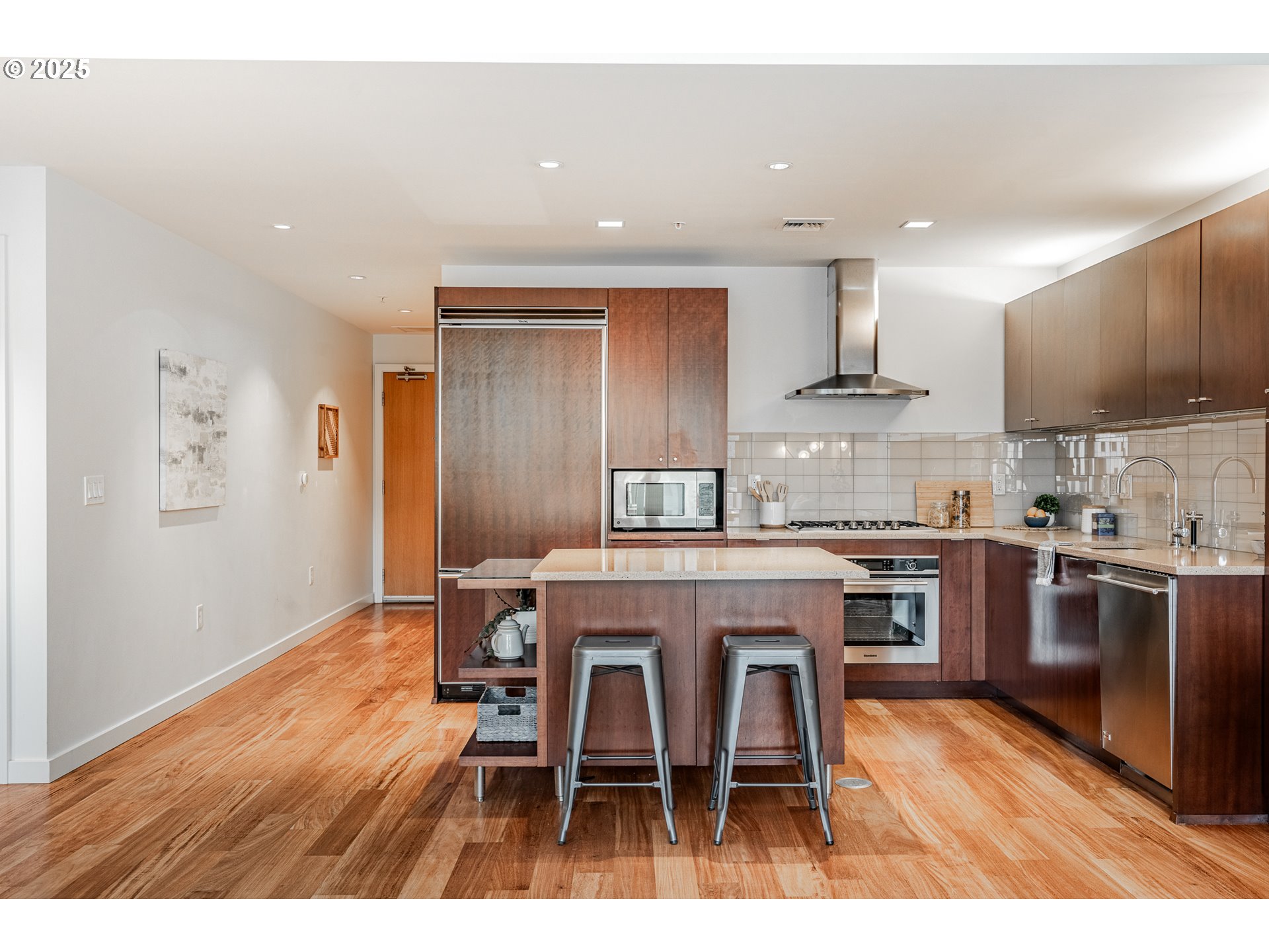 836 South Curry Street, Unit 1206 Portland, OR 97239 - Photo 11 of 41 a kitchen with a table and chairs in it