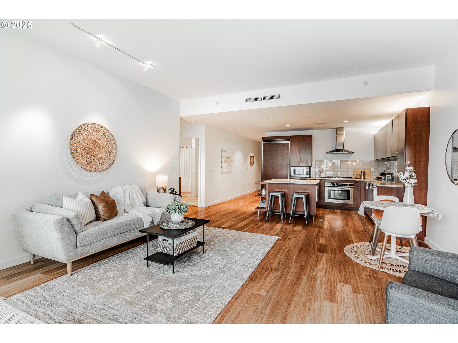 836 South Curry Street, Unit 1206 Portland, OR 97239 - Photo 10 of 41 a living room with furniture and kitchen view