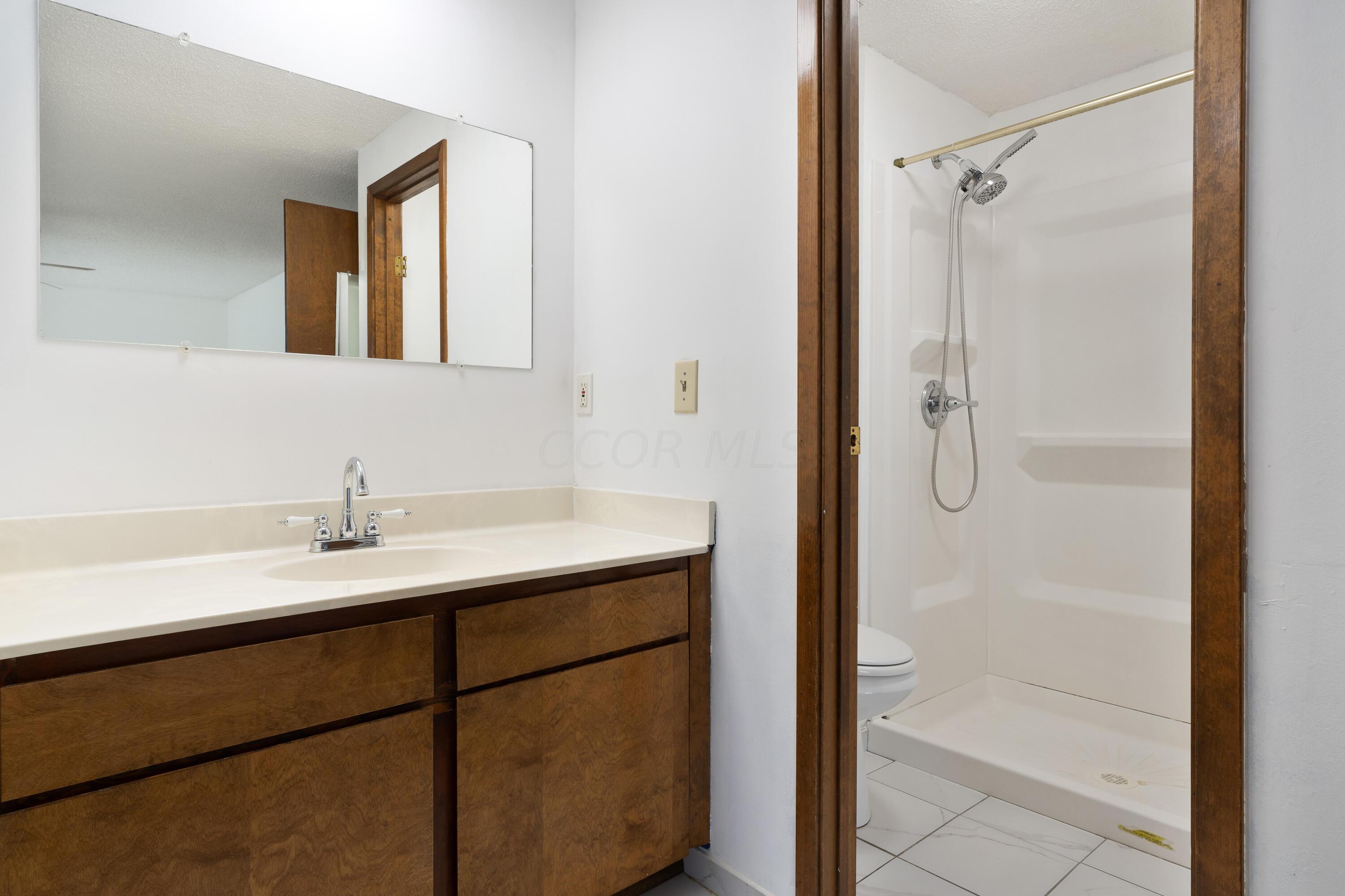 6270 Rutherford Place, Unit B Columbus, OH 43213 - Photo 18 of 39 Owner's Bathroom