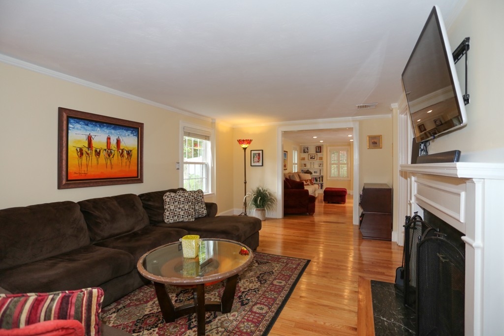 587 Greendale Avenue Needham, MA 02492 - Photo 4 of 25