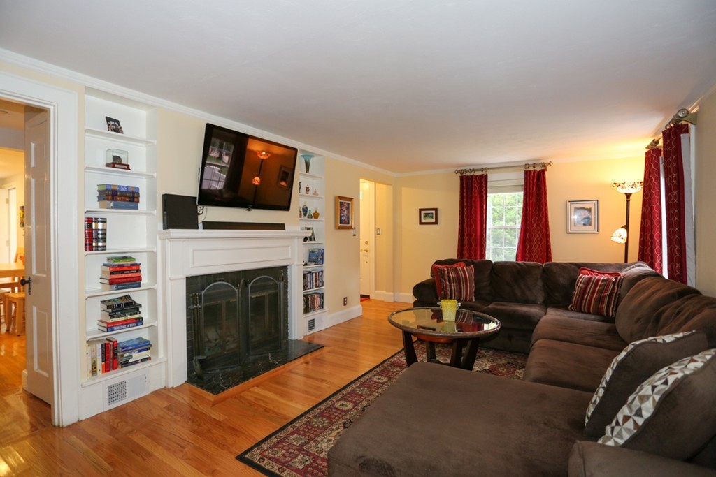587 Greendale Avenue Needham, MA 02492 - Photo 5 of 25